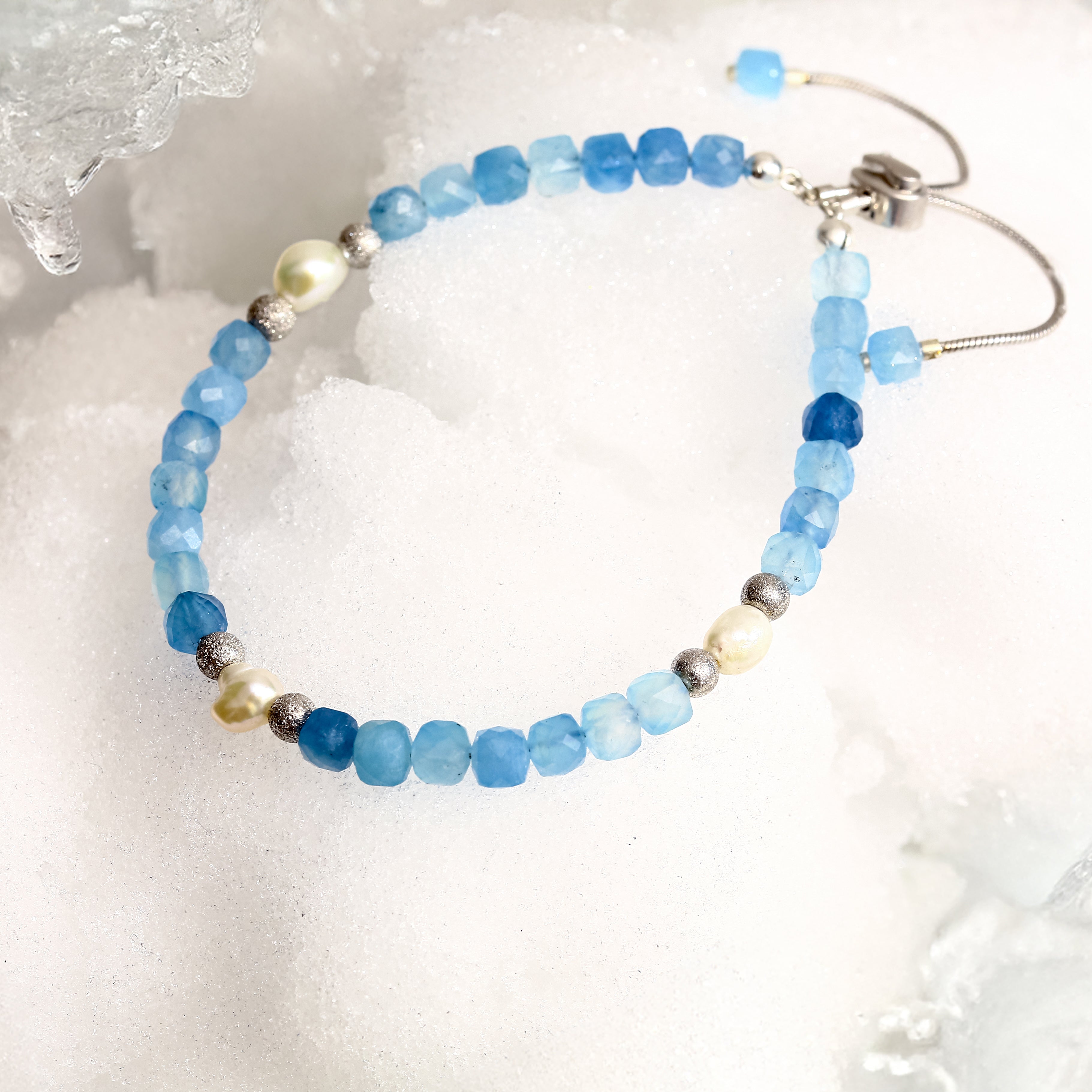 Mavi Akik ve İnci Detaylı Ayarlanabilir Sürgülü Gümüş Bileklik - Rodyum Kaplama