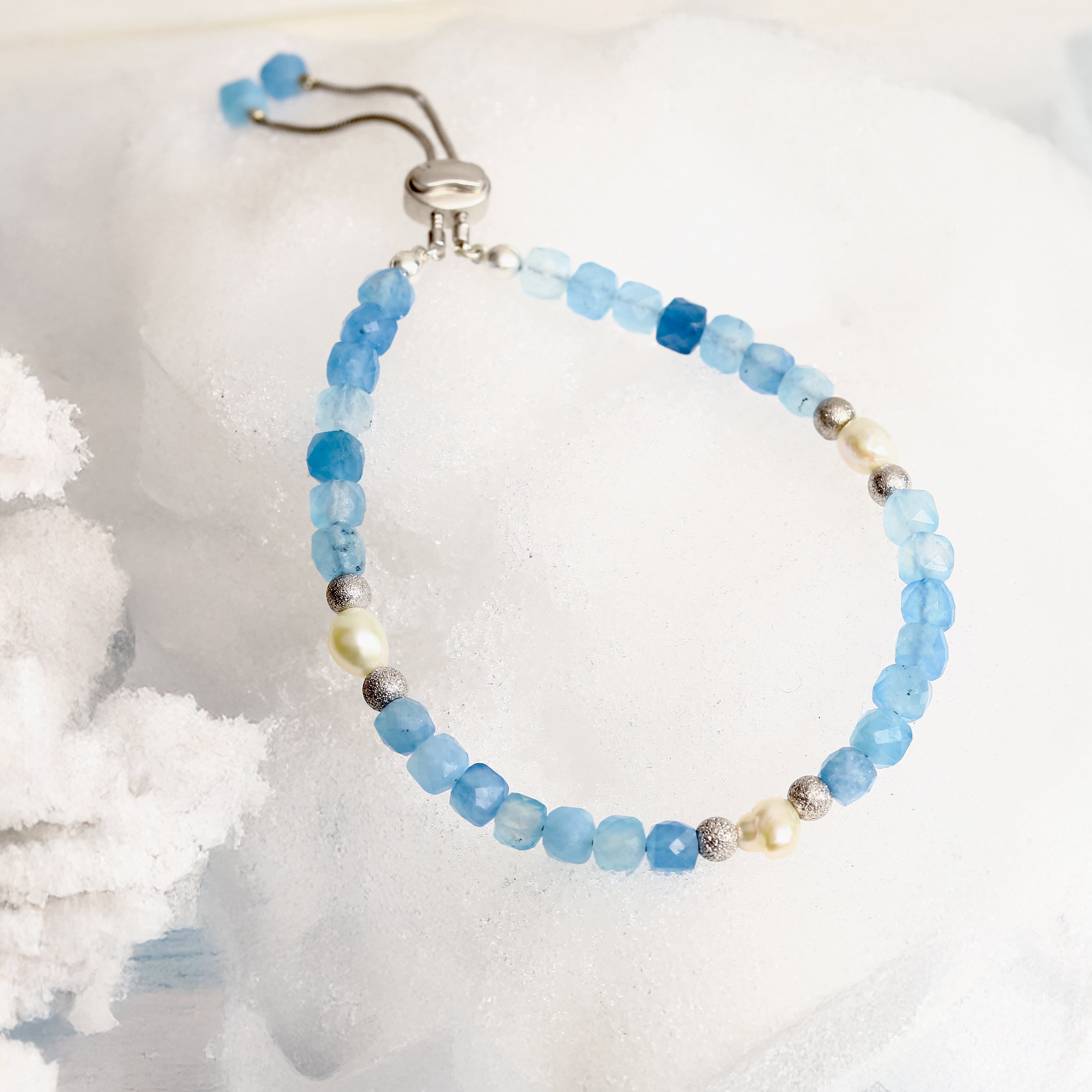 Mavi Akik ve İnci Detaylı Ayarlanabilir Sürgülü Gümüş Bileklik - Rodyum Kaplama