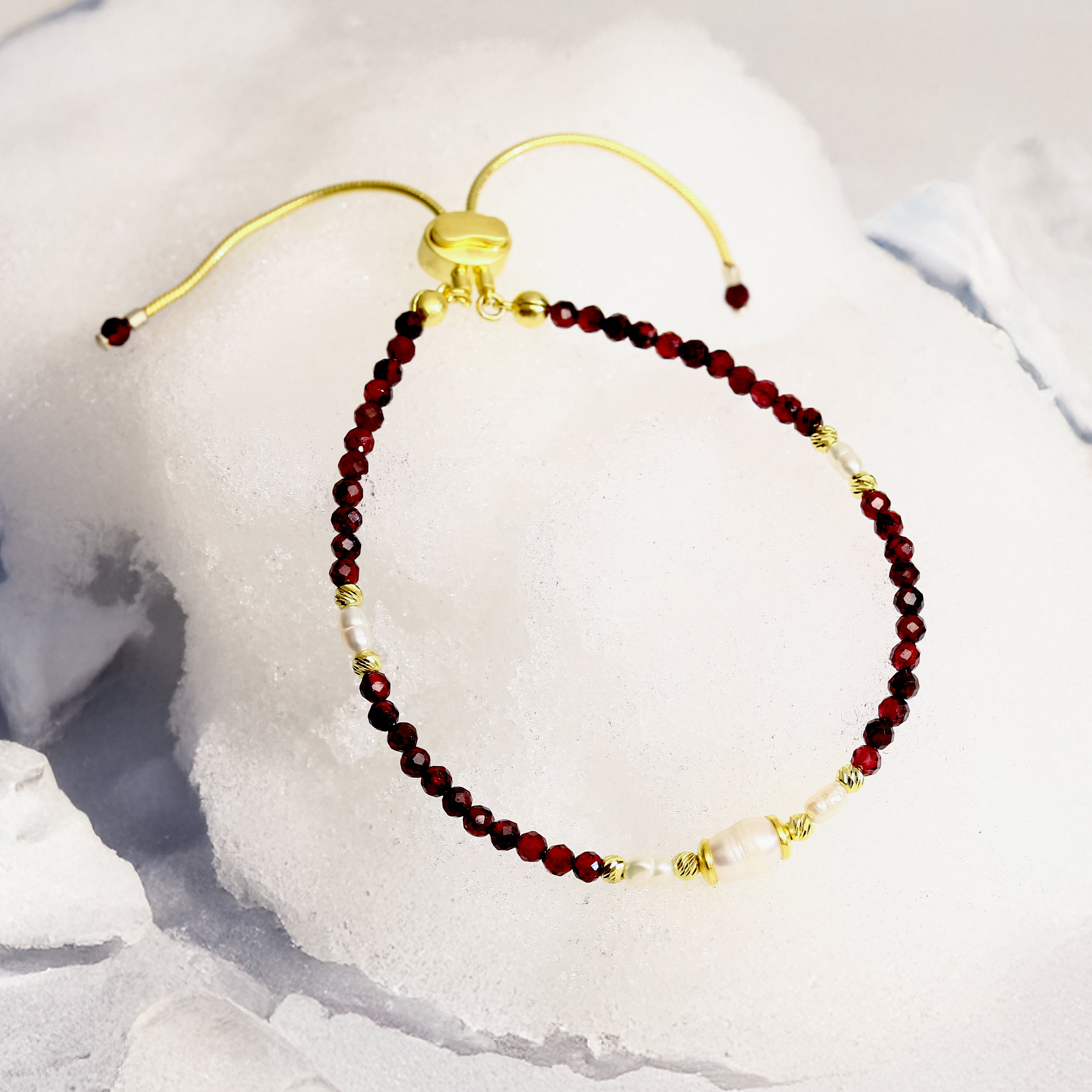 El Yapımı Garnet ve İnci Bileklik - 18 Ayar Altın Kaplama 925 Ayar Gümüş