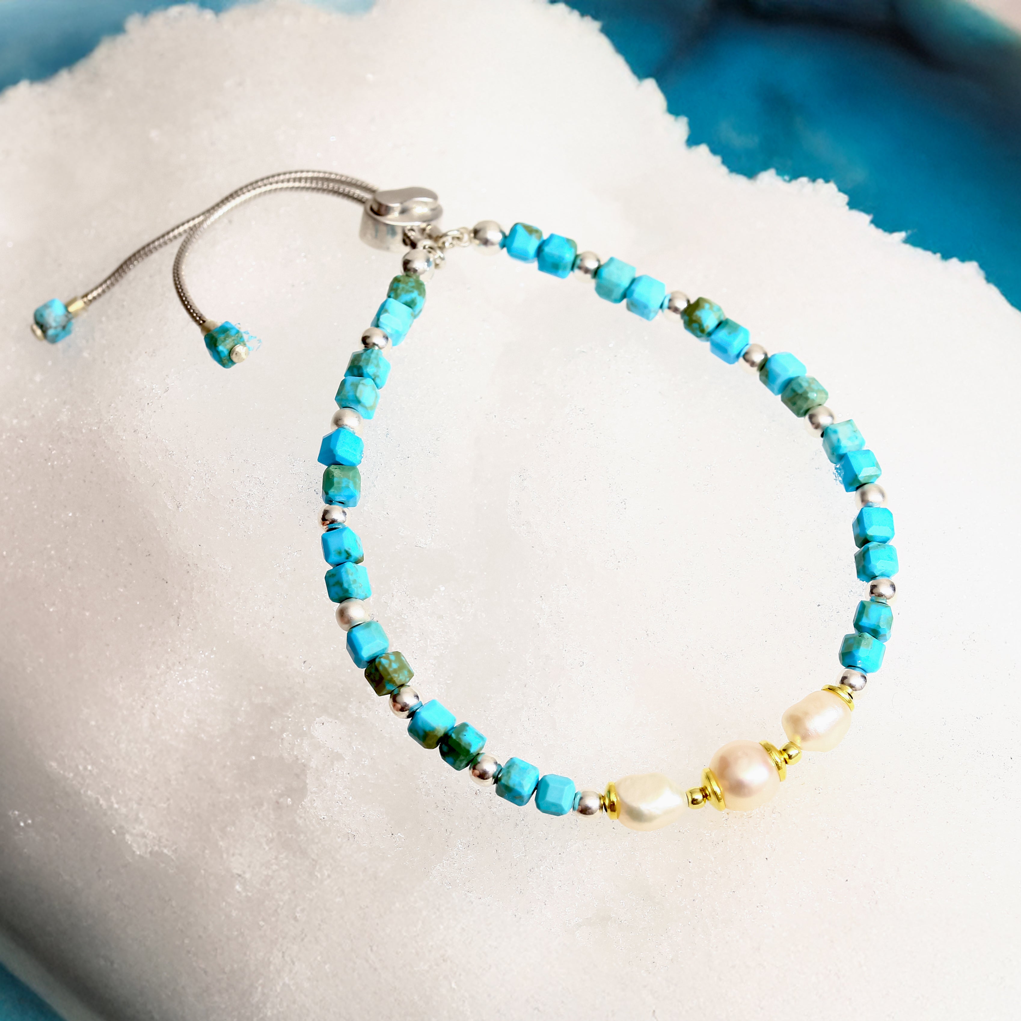 Mavi Havlit ve İnci Detaylı Ayarlanabilir Gümüş Bileklik - 18K Gold Vermeil