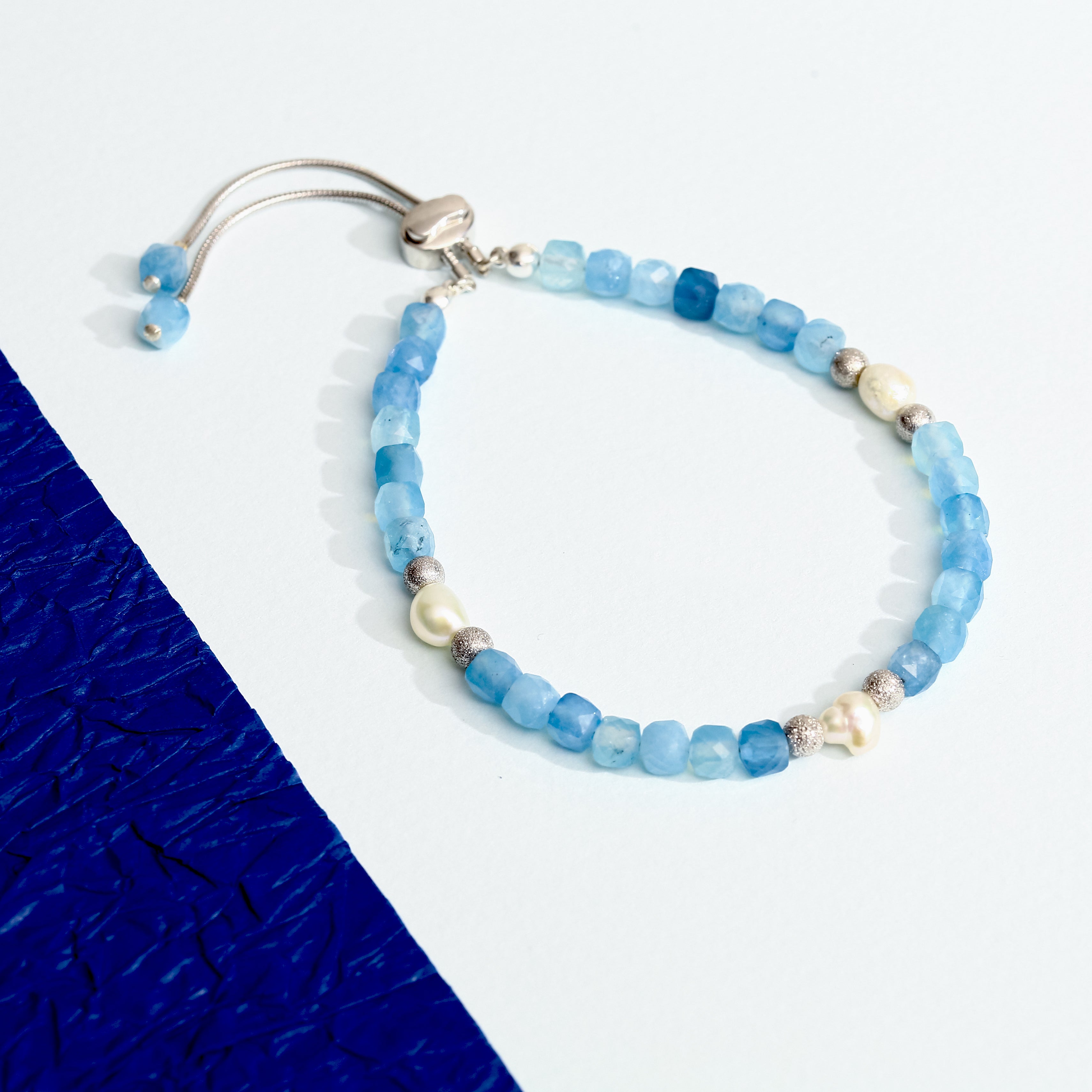 Mavi Akik ve İnci Detaylı Ayarlanabilir Sürgülü Gümüş Bileklik - Rodyum Kaplama