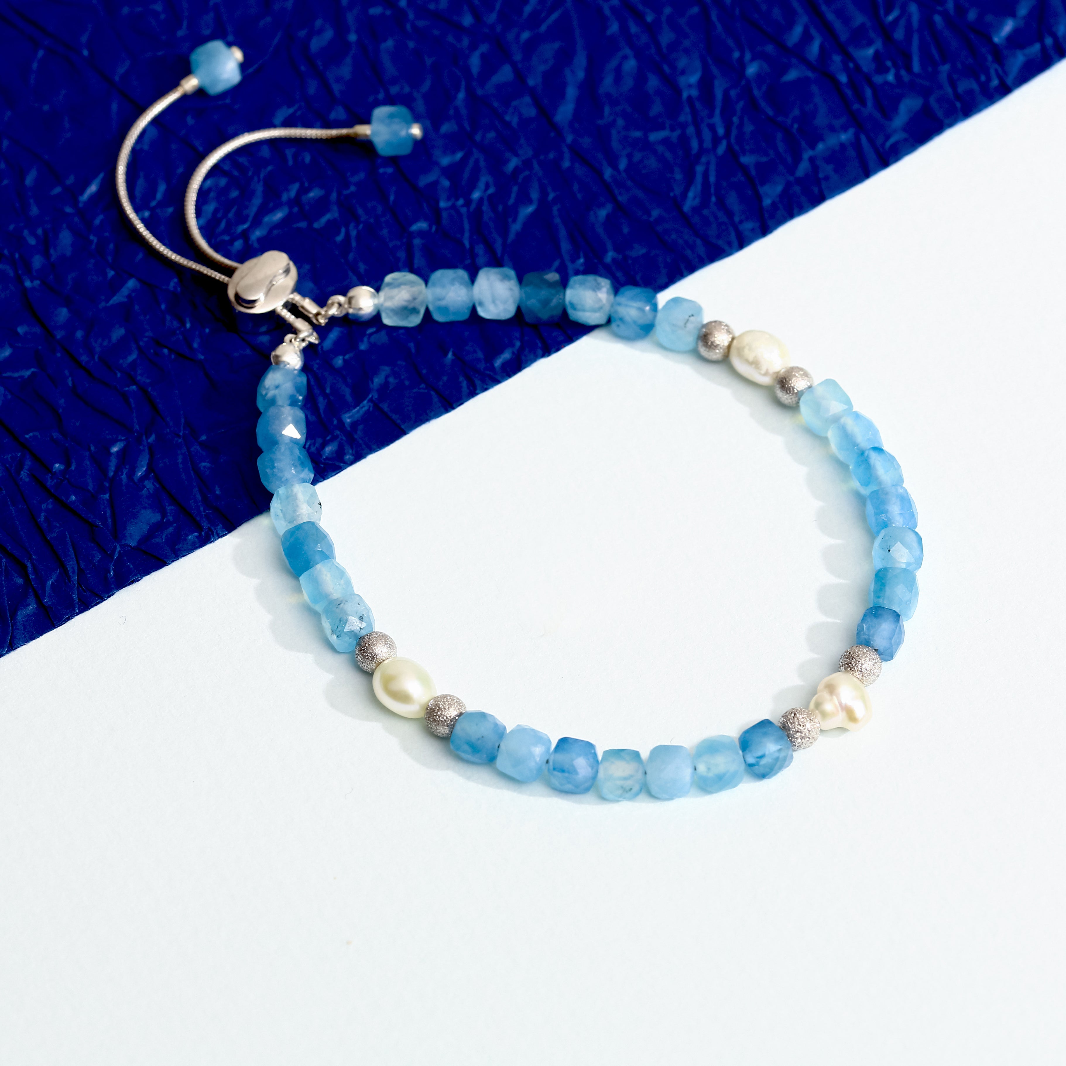 Mavi Akik ve İnci Detaylı Ayarlanabilir Sürgülü Gümüş Bileklik - Rodyum Kaplama