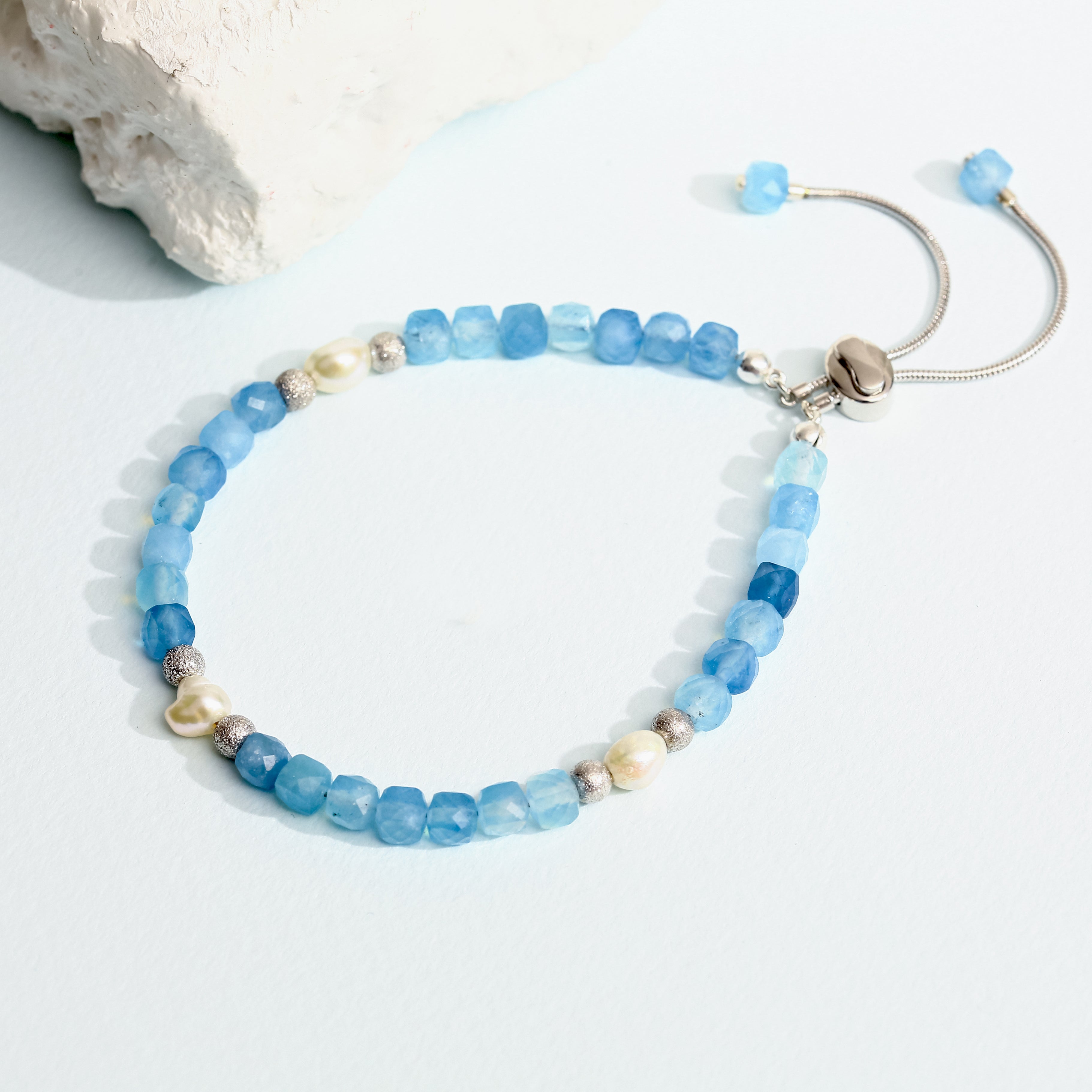 Mavi Akik ve İnci Detaylı Ayarlanabilir Sürgülü Gümüş Bileklik - Rodyum Kaplama