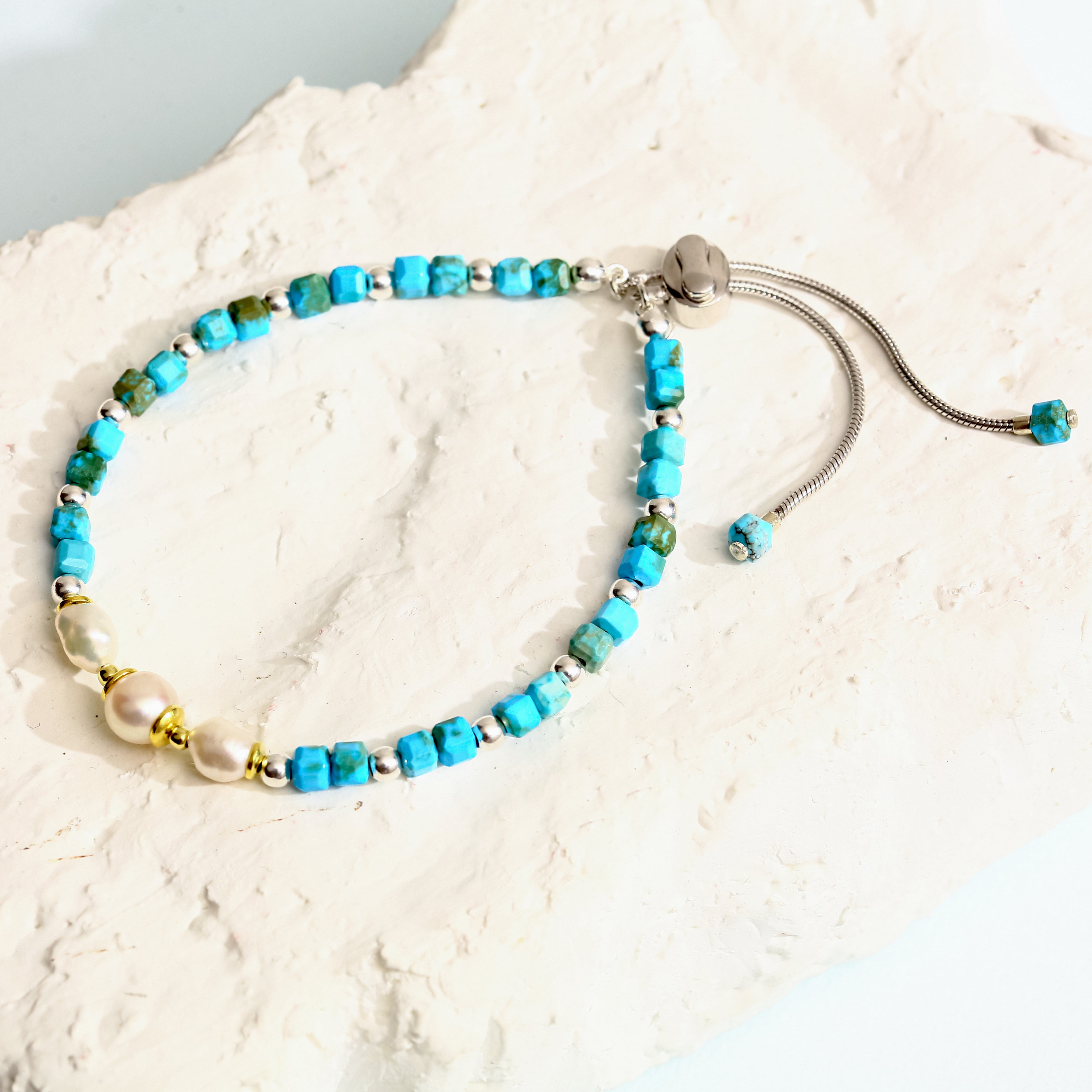 Mavi Havlit ve İnci Detaylı Ayarlanabilir Gümüş Bileklik - 18K Gold Vermeil