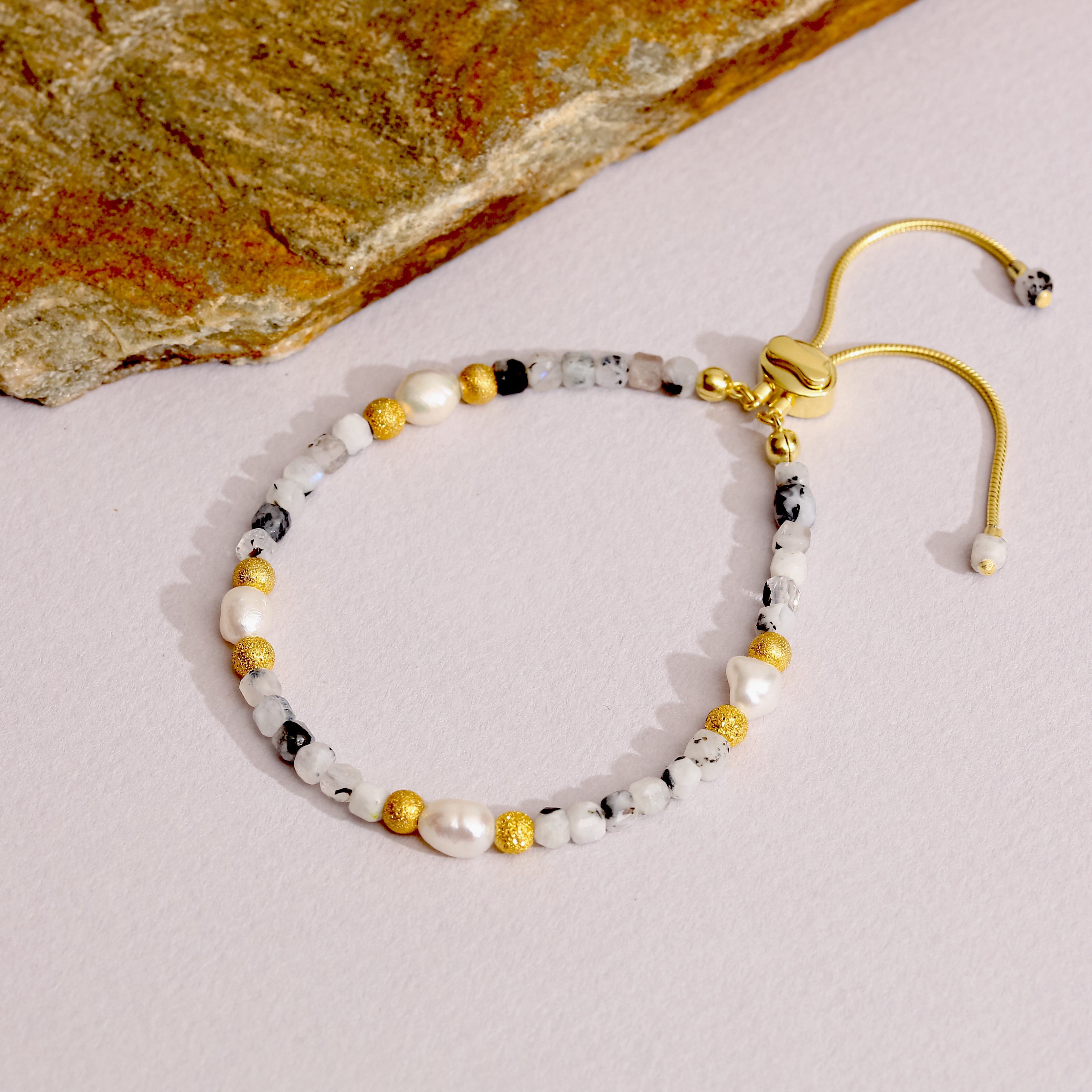 Ayarlanabilir Havlit ve İnci Bileklik - 18 Ayar Altın Kaplama 925 Ayar Gümüş, Çelik Tel