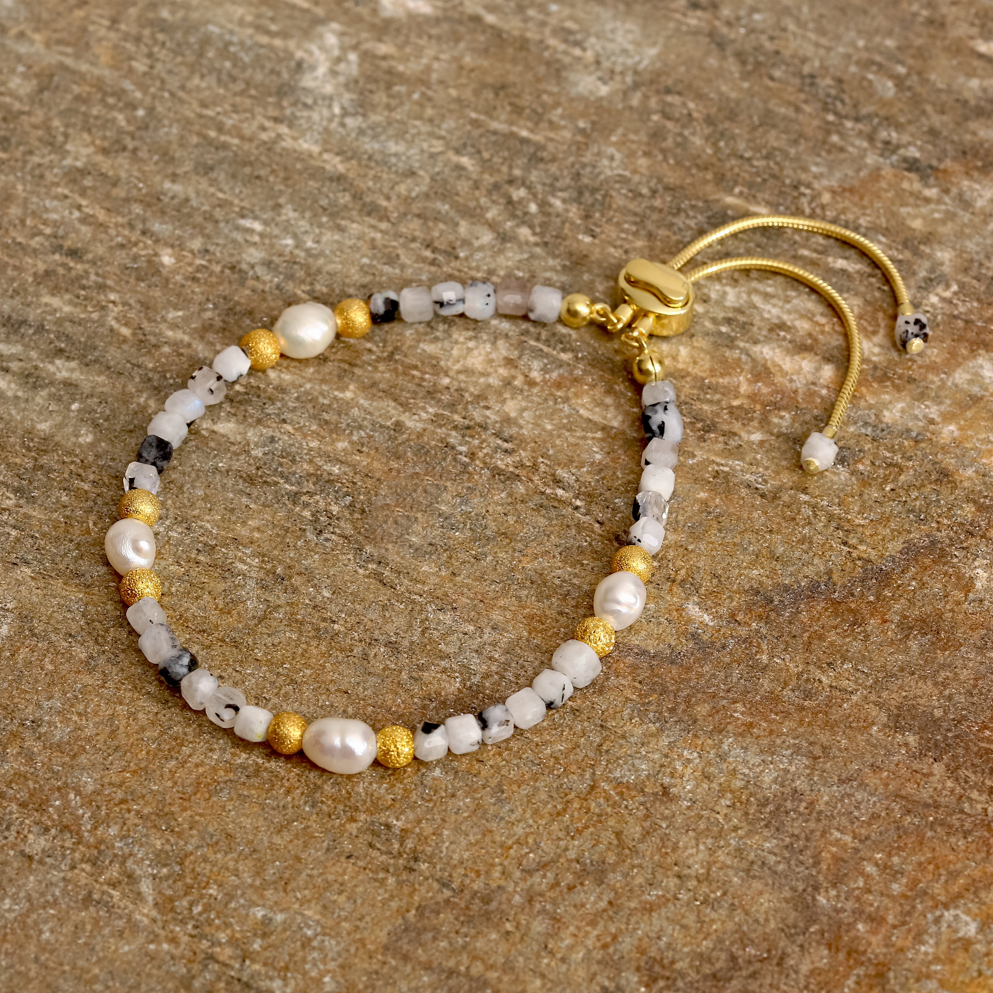 Ayarlanabilir Havlit ve İnci Bileklik - 18 Ayar Altın Kaplama 925 Ayar Gümüş, Çelik Tel