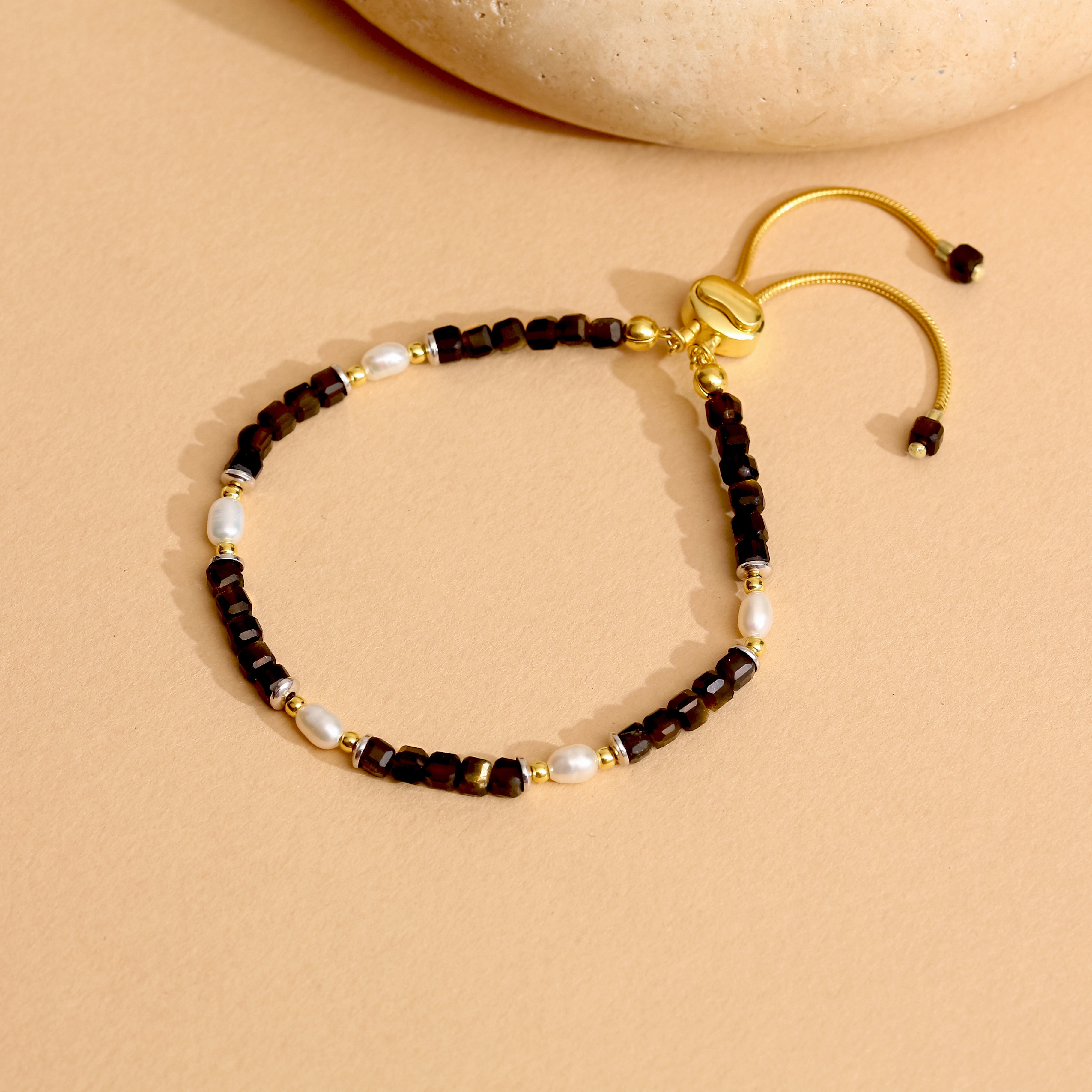 Garnet ve İnci Detaylı Ayarlanabilir Gümüş Bileklik - 18K Gold Vermeil Sürgülü Tasarım