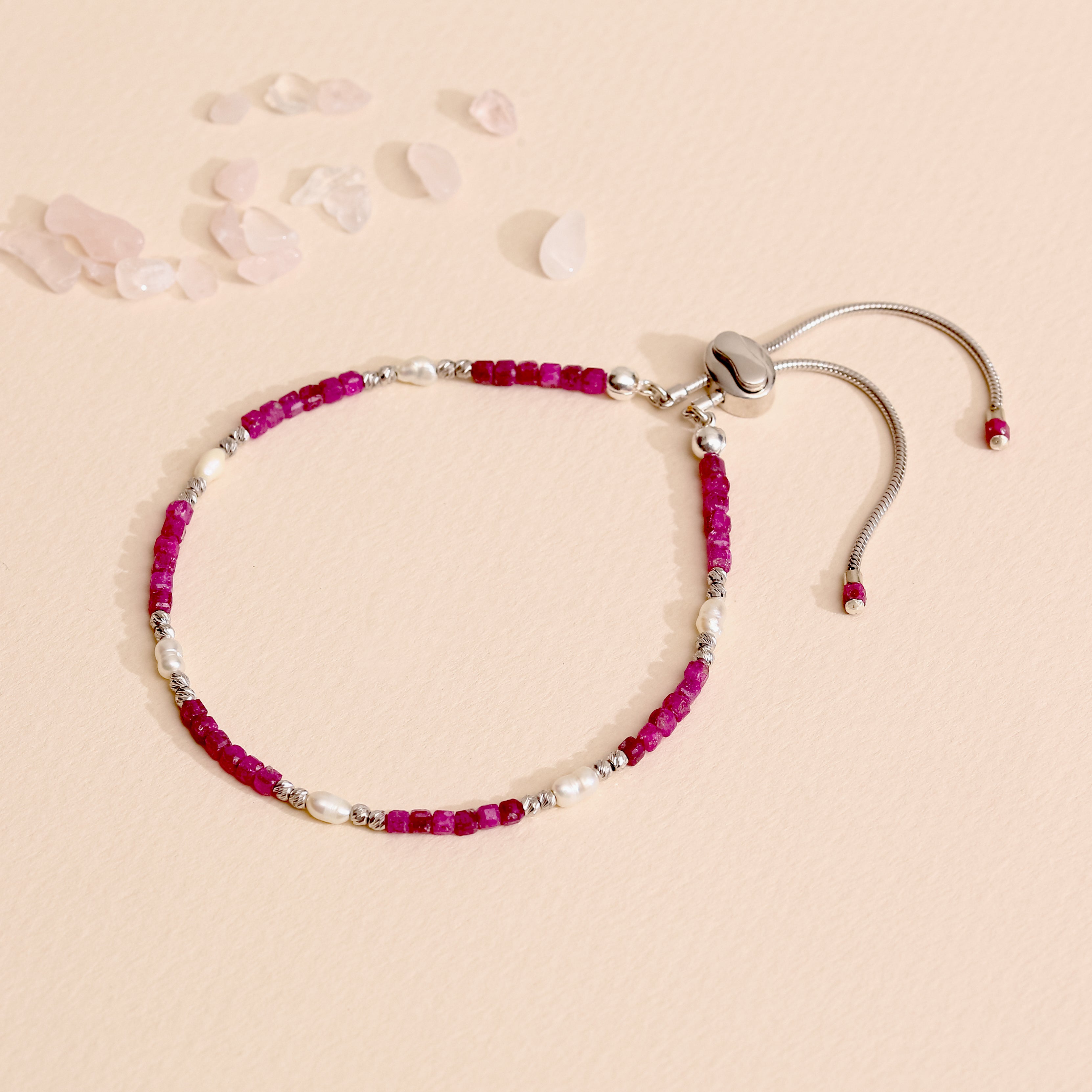 925 Ayar Gümüş Yakut ve İnci Bileklik - Rodyum Kaplama, Ayarlanabilir Sürgülü Tasarım