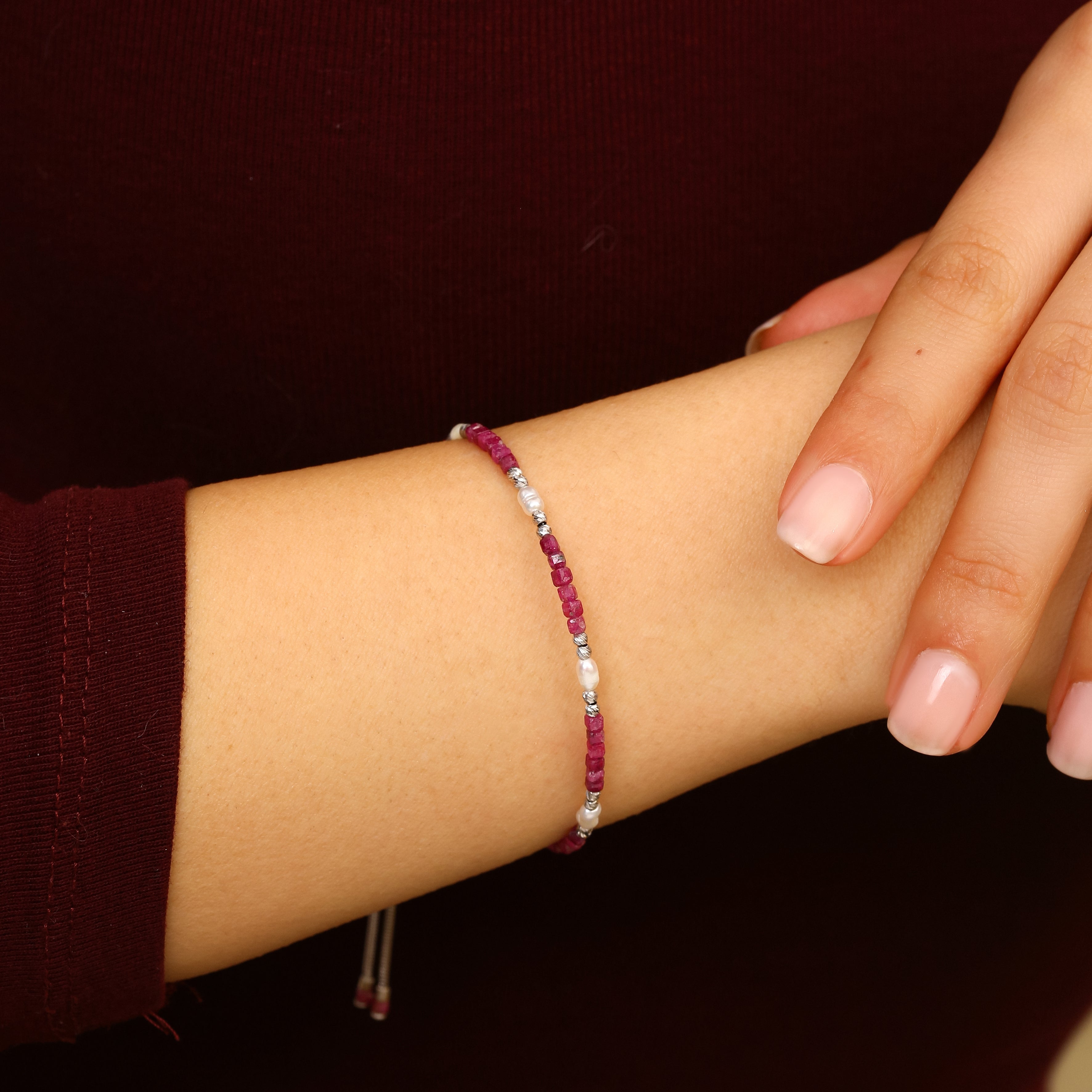 925 Ayar Gümüş Yakut ve İnci Bileklik - Rodyum Kaplama, Ayarlanabilir Sürgülü Tasarım