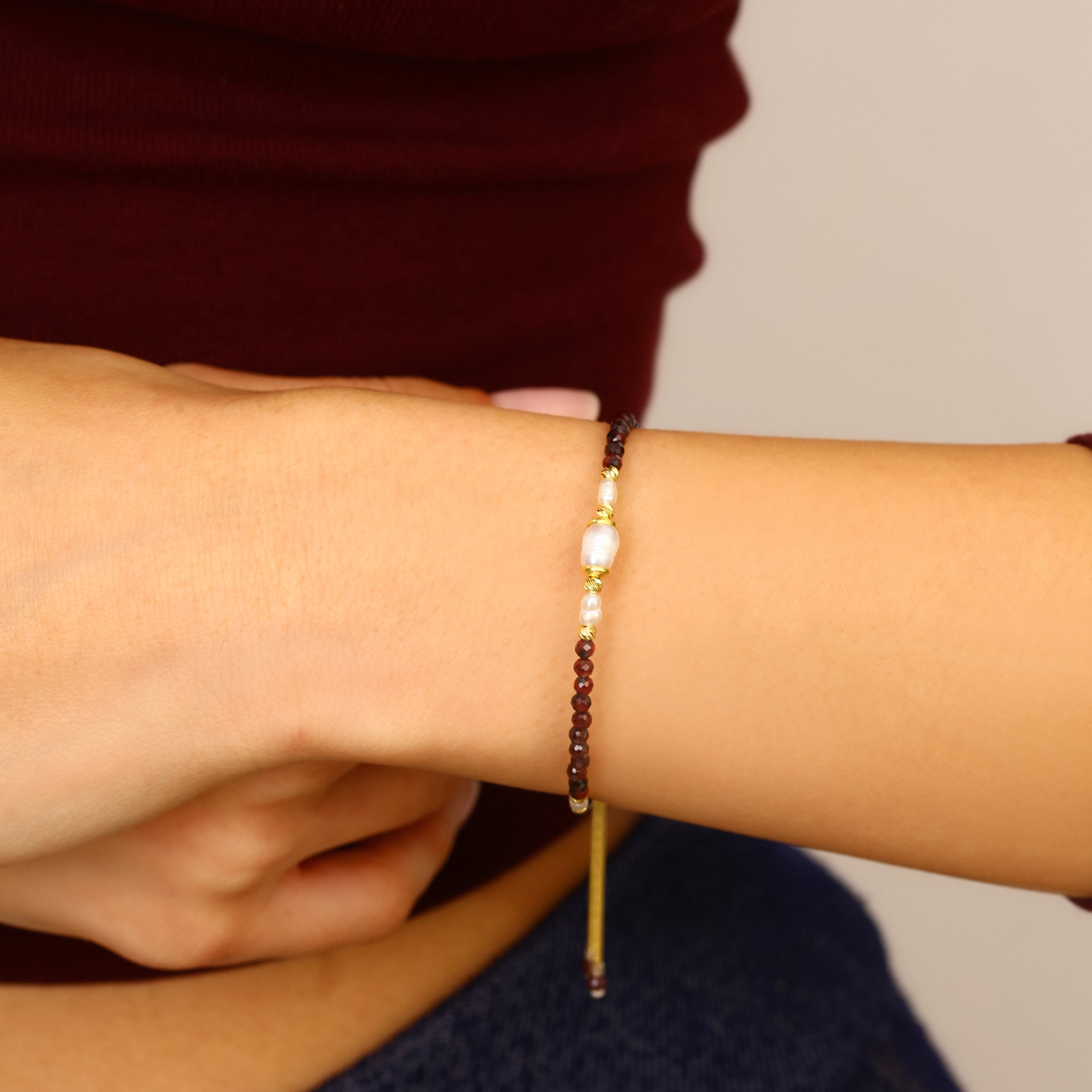 El Yapımı Garnet ve İnci Bileklik - 18 Ayar Altın Kaplama 925 Ayar Gümüş