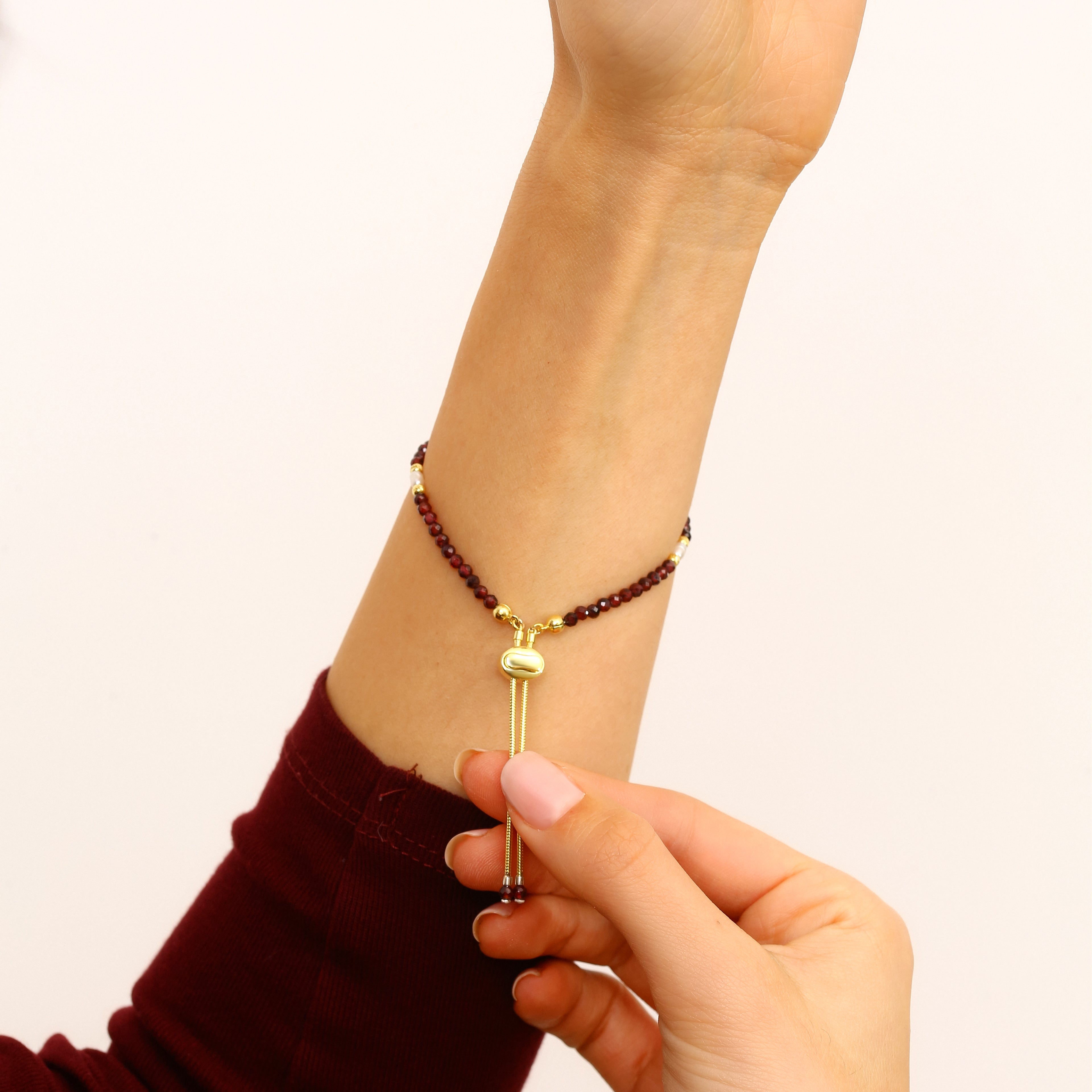 El Yapımı Garnet ve İnci Bileklik - 18 Ayar Altın Kaplama 925 Ayar Gümüş