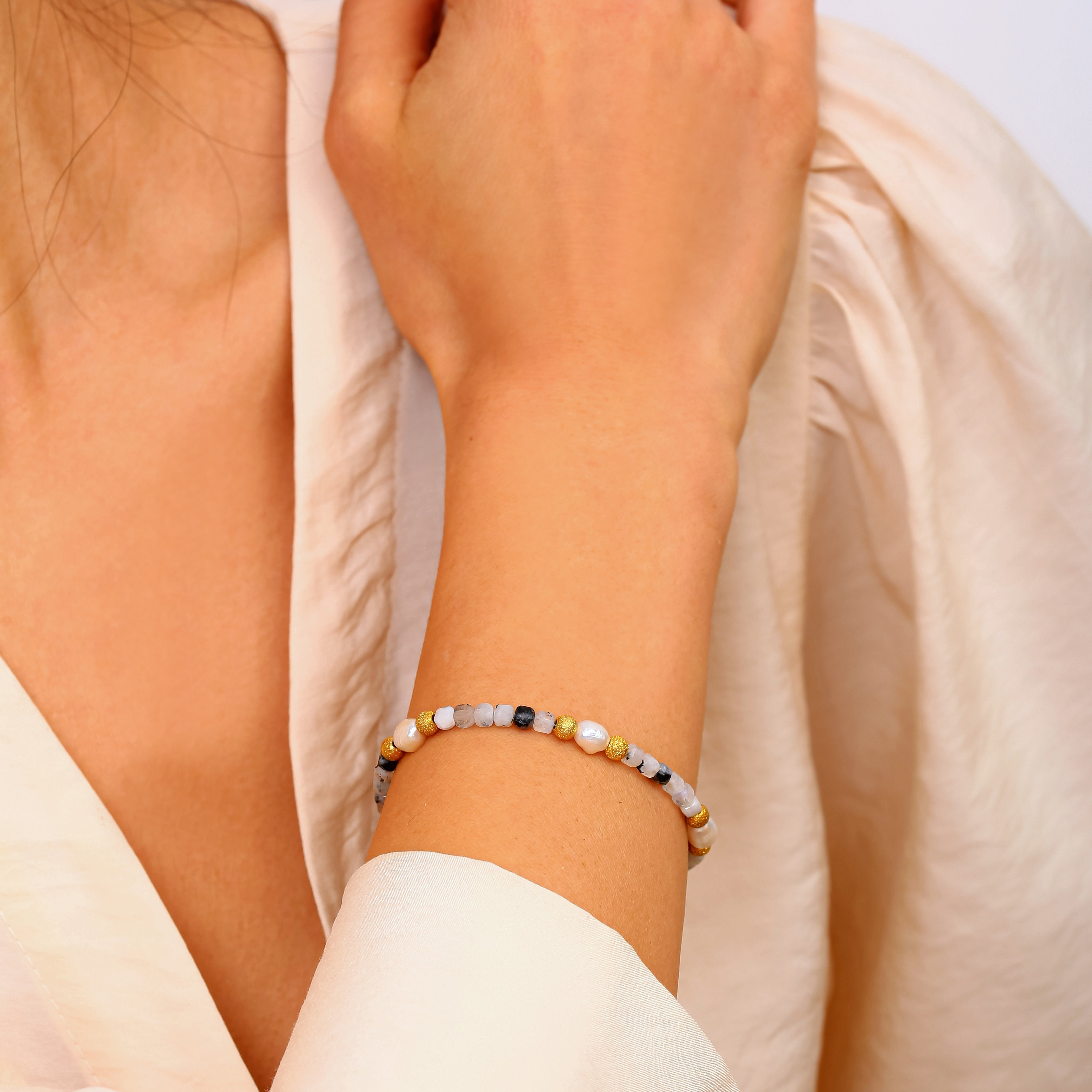 Ayarlanabilir Havlit ve İnci Bileklik - 18 Ayar Altın Kaplama 925 Ayar Gümüş, Çelik Tel