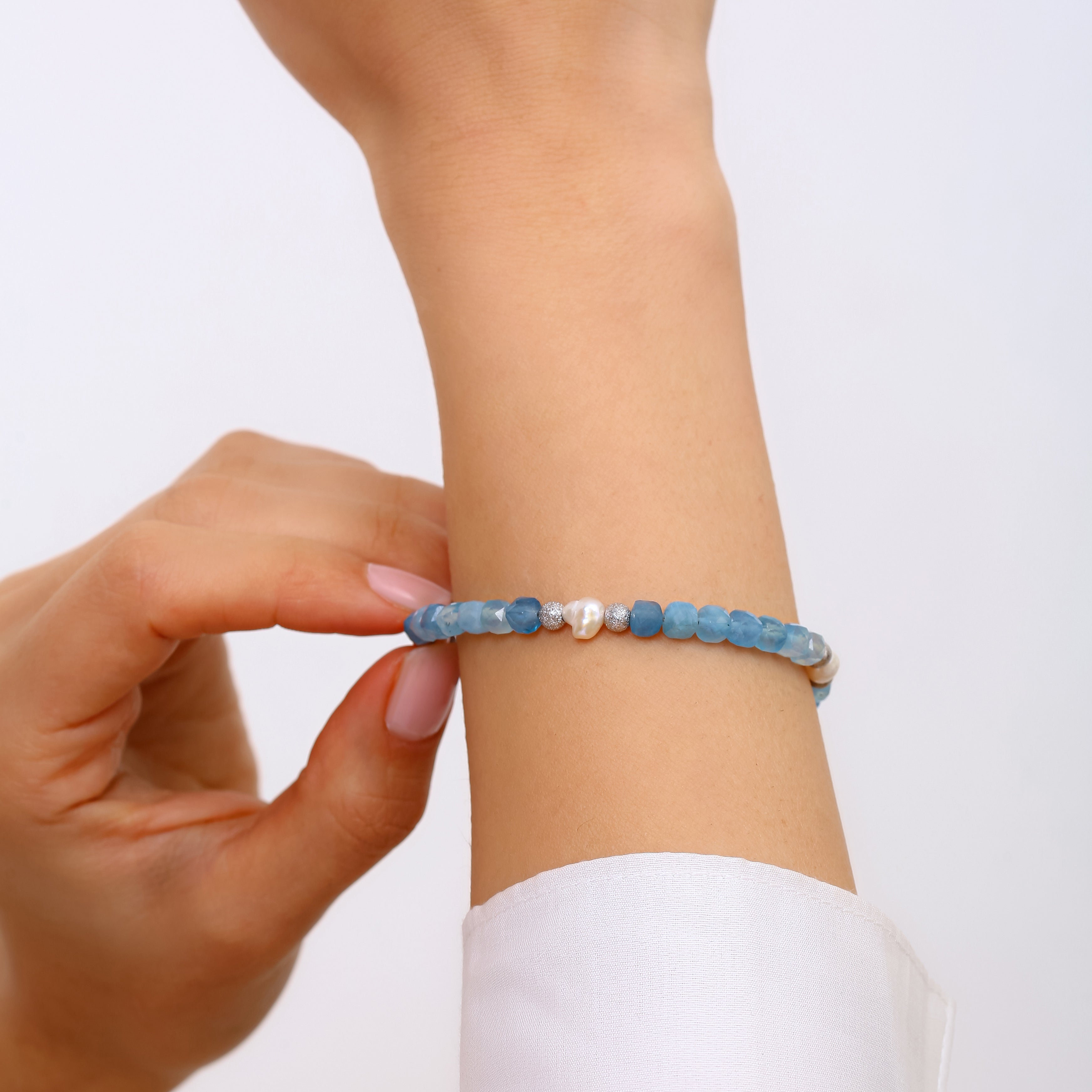 Mavi Akik ve İnci Detaylı Ayarlanabilir Sürgülü Gümüş Bileklik - Rodyum Kaplama