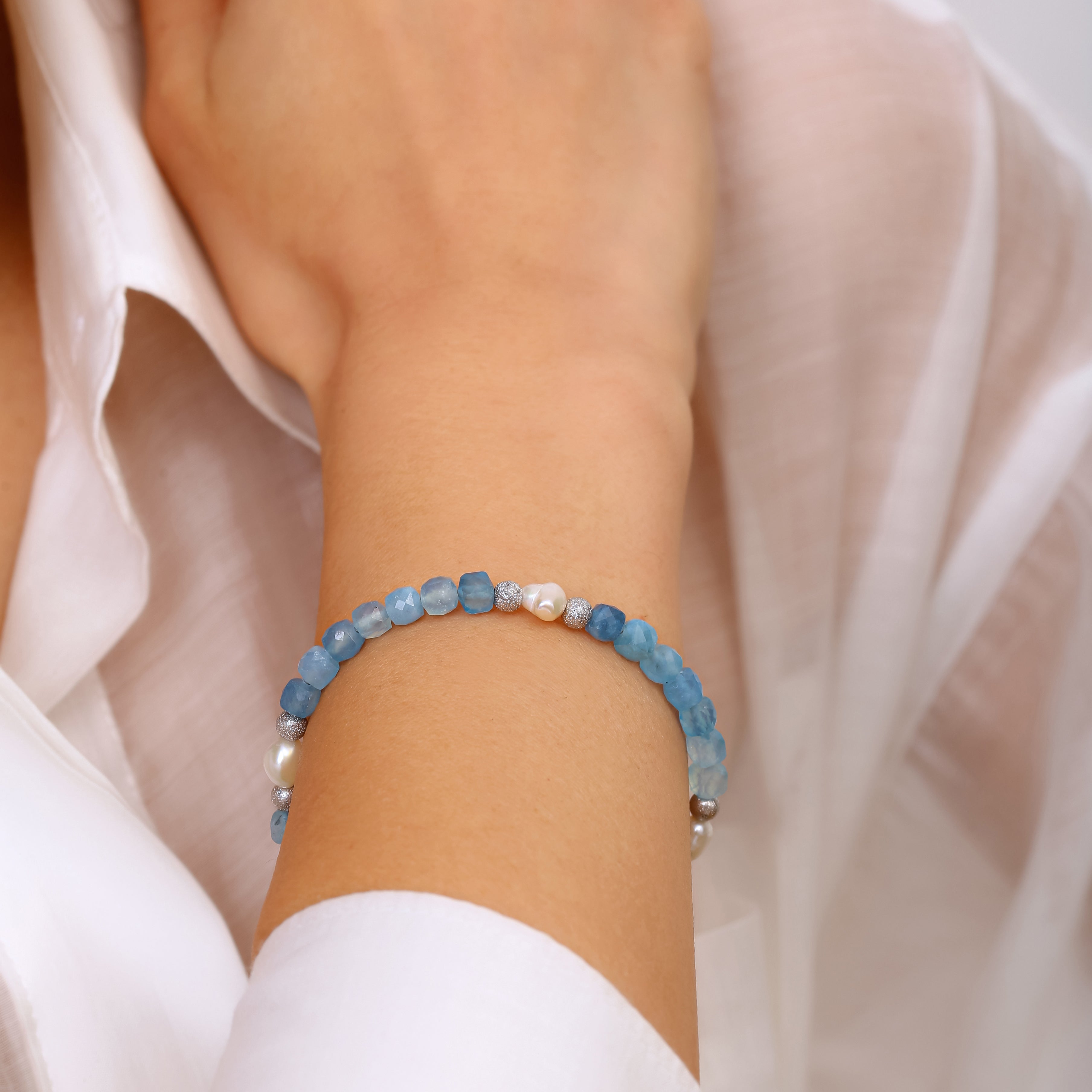 Mavi Akik ve İnci Detaylı Ayarlanabilir Sürgülü Gümüş Bileklik - Rodyum Kaplama