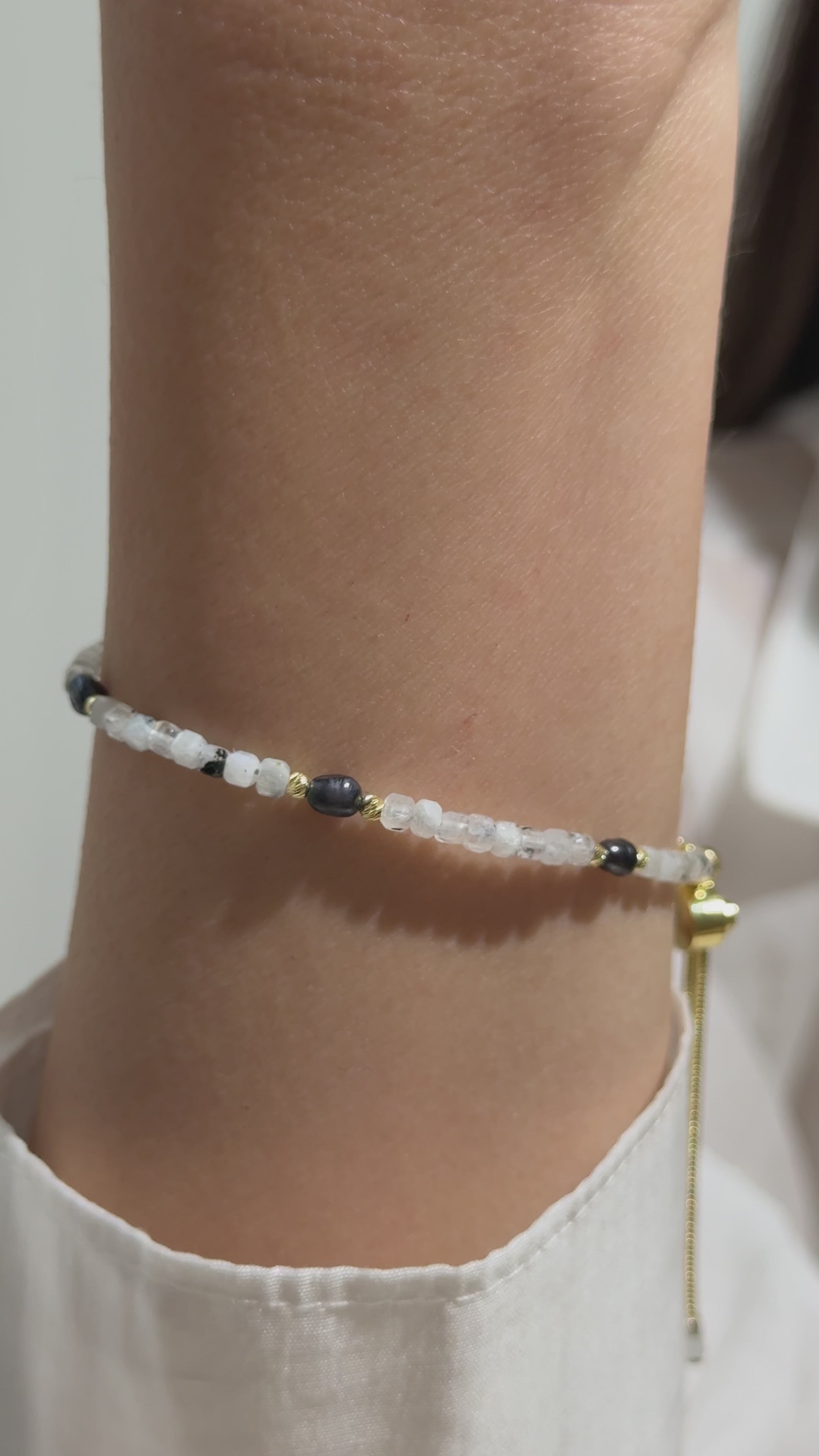 El Yapımı Ay Taşı ve Siyah Turmalin Bileklik - 18 Ayar Altın Kaplama 925 Ayar Gümüş