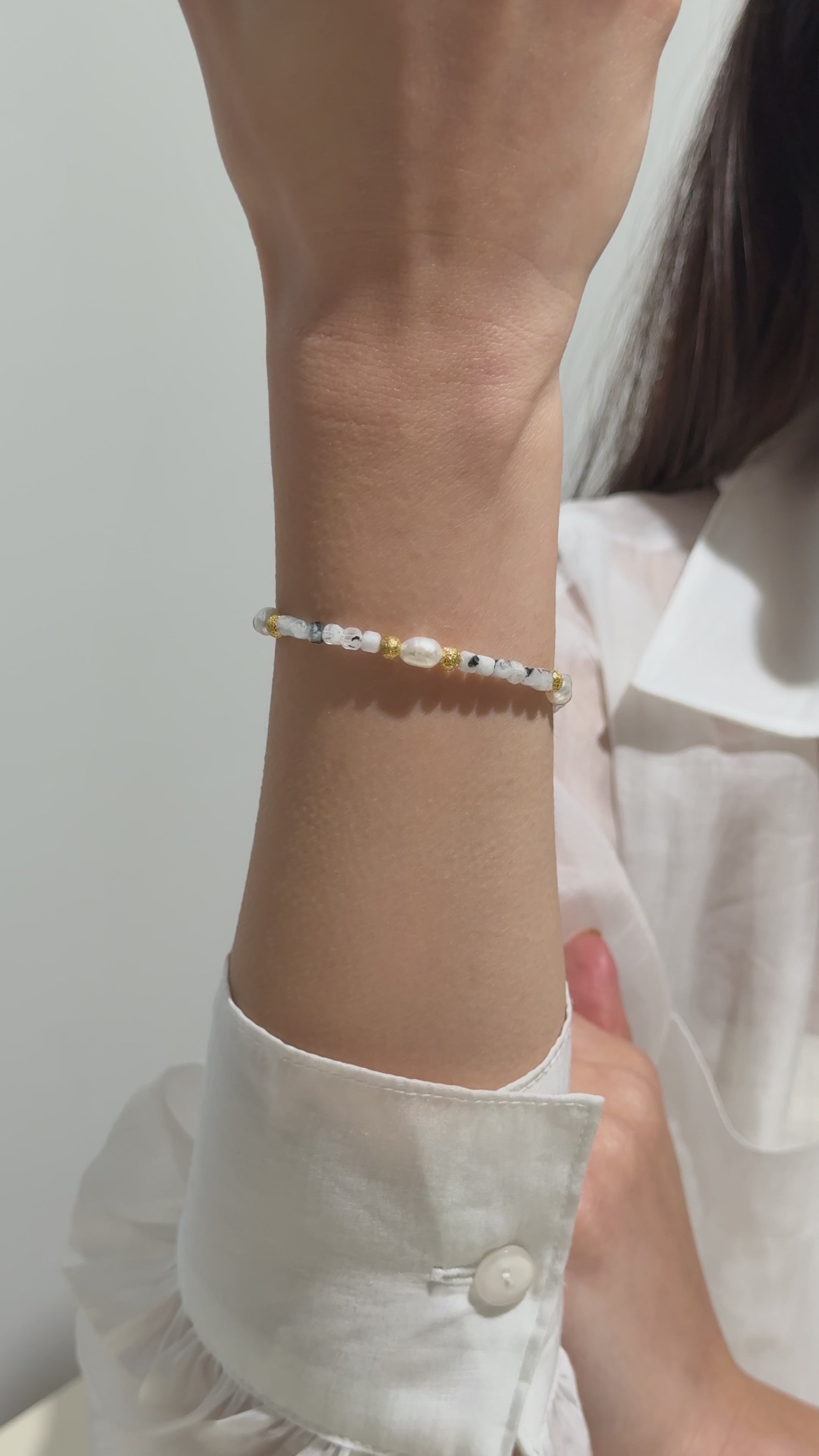 Ayarlanabilir Havlit ve İnci Bileklik - 18 Ayar Altın Kaplama 925 Ayar Gümüş, Çelik Tel