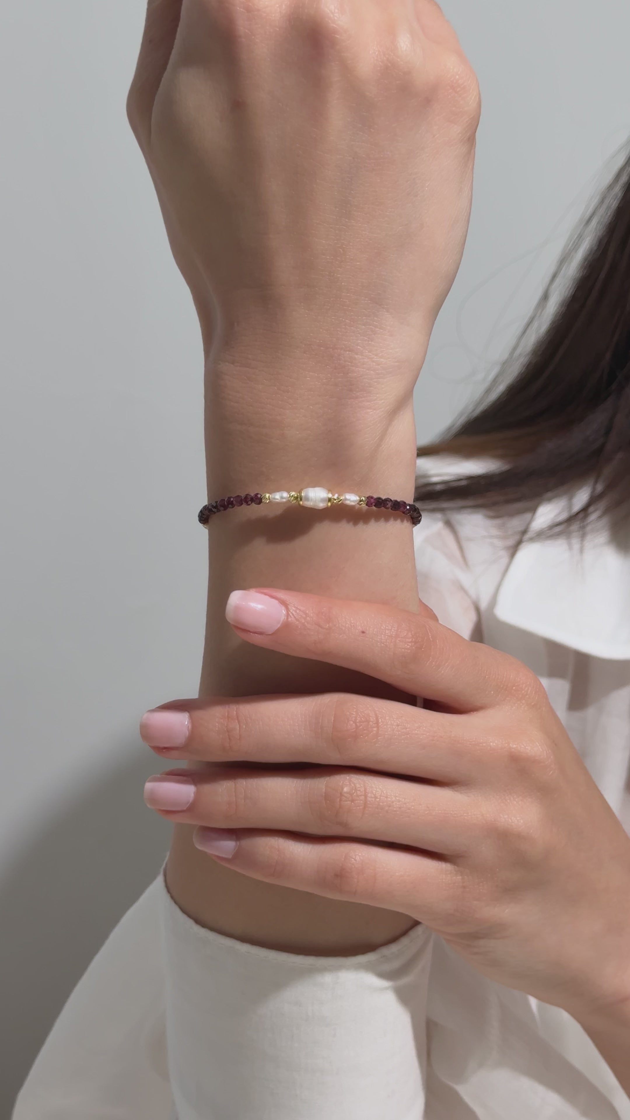 El Yapımı Garnet ve İnci Bileklik - 18 Ayar Altın Kaplama 925 Ayar Gümüş