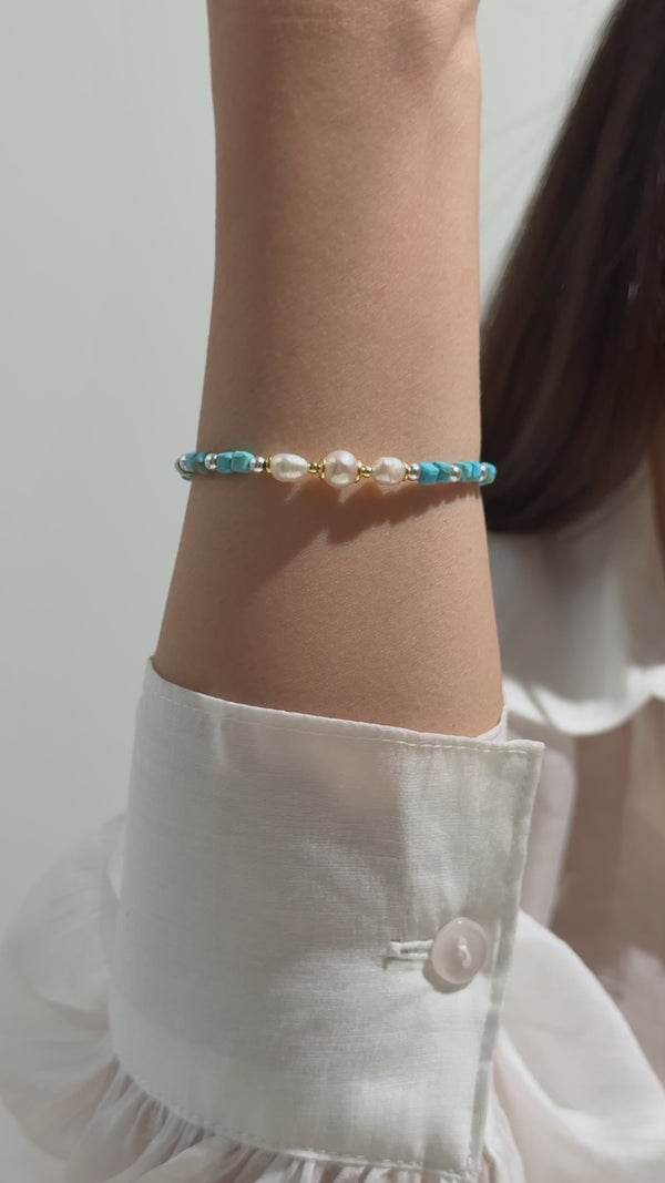 Mavi Havlit ve İnci Detaylı Ayarlanabilir Gümüş Bileklik - 18K Gold Vermeil