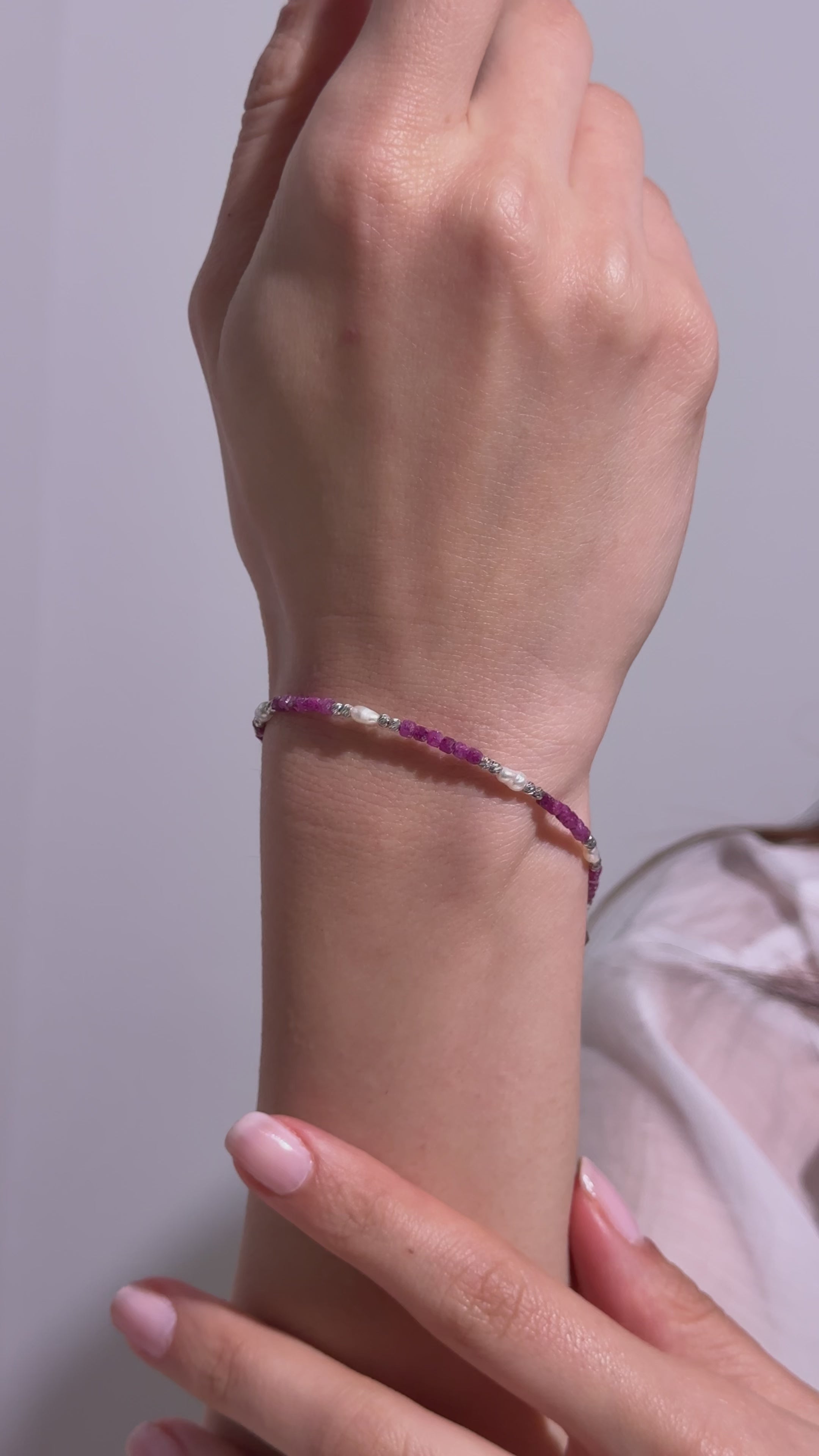 925 Ayar Gümüş Yakut ve İnci Bileklik - Rodyum Kaplama, Ayarlanabilir Sürgülü Tasarım